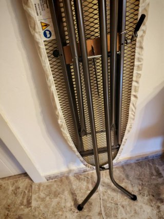 Tabla de planchar con soporte de pared