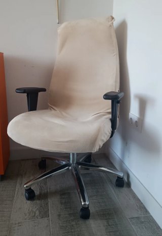 Silla de oficina negra con funda beige