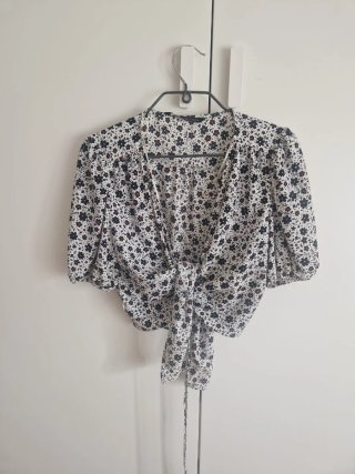 Blusa floral con nudo frontal