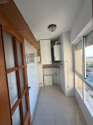 Estanterías y armario de pared