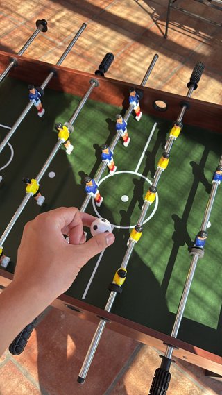 Futbolín de mesa, billar, hockey y tablero, todo.