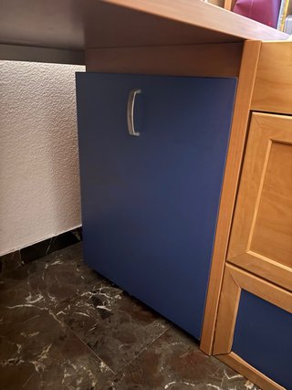 Dormitorio juvenil cama alta con altillo.