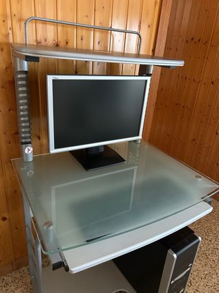Tavolo per computer con ruote