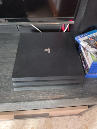 PS4 Pro 1TB con 8 giochi e 3 controller