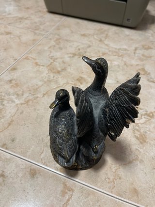 Estatua de patos de bronce