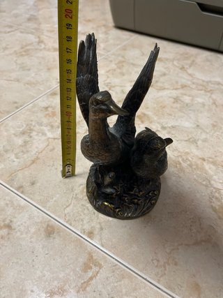 Estatua de patos de bronce