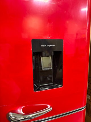 Nevera Roja Vintage con Dispensador de Agua