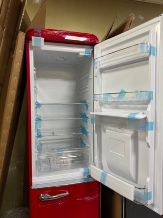 Nevera Roja Vintage con Dispensador de Agua