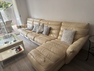 Sofá de piel beige modular