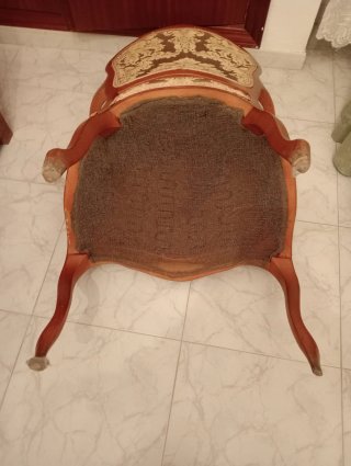 Sillón de madera y tela beige/dorado,