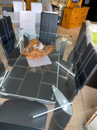 Mesa de cristal con 6 sillas negras