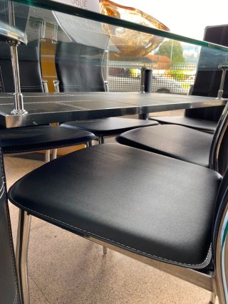 Mesa de cristal con 6 sillas negras