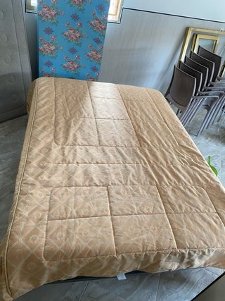Cama beige con funda