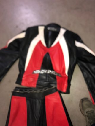 Traje de moto cuero rojo y negro