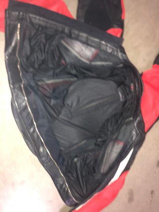 Traje de moto cuero rojo y negro