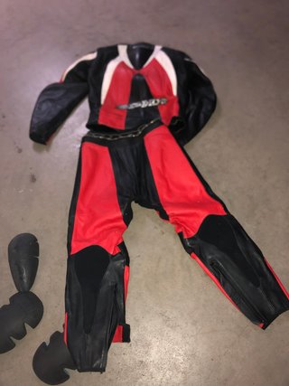 Traje de moto cuero rojo y negro
