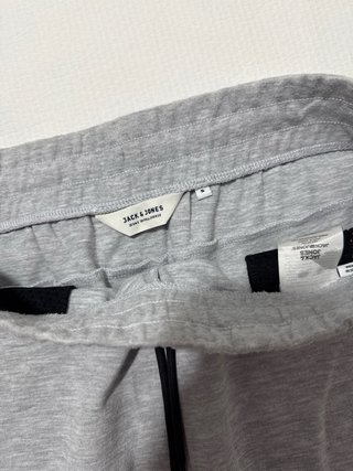 Pantalón jogger corto gris