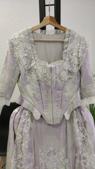 Traje de Fallera Siglo XVIII Morado y Blanco