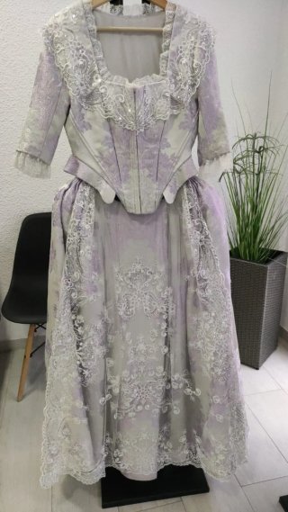 Traje de Fallera Siglo XVIII Morado y Blanco