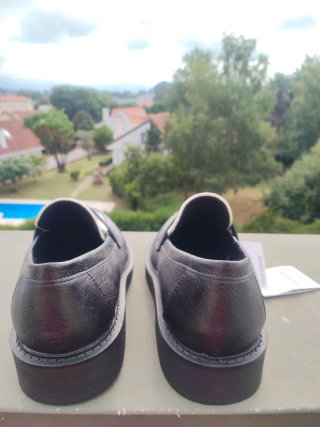Mocasines negros y blancos