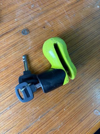 Candado y caballete para moto
