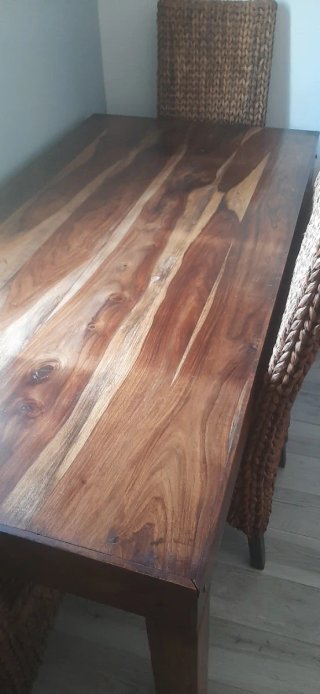 Mesa de salón rústica con 4 sillas