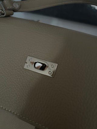 Bolso de mano piel topo Tiene asa y bandolera