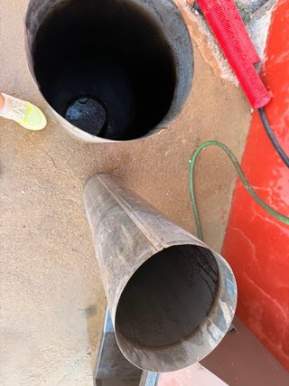 Chimenea metálica negra y gris