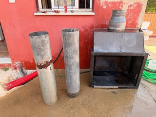 Chimenea metálica negra y gris
