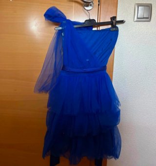 Vestido azul de fiesta con volantes