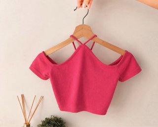 Crop top rosa fucsia con hombros descubiertos