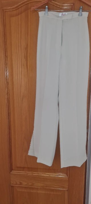 Pantalón de vestir gris claro.