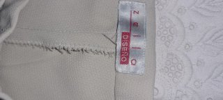 Pantalón de vestir gris claro.