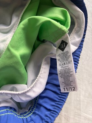 Bañador niño verde con estampado