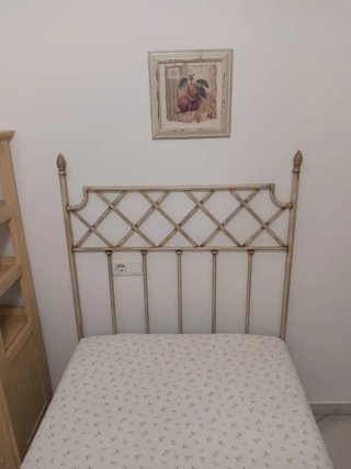 Cabecero de forja dorado y blanco