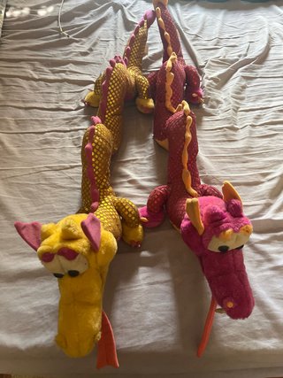 2 Peluches Dragones Dorados y Rosas