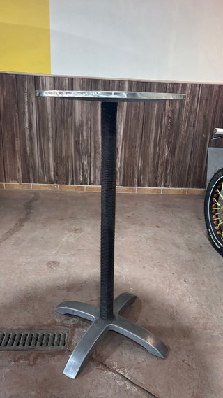 Mesa alta de bar metálica