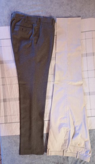 Due Pantaloni eleganti grigi