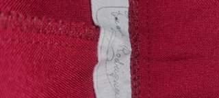 Pantalón de vestir rojo corte recto.