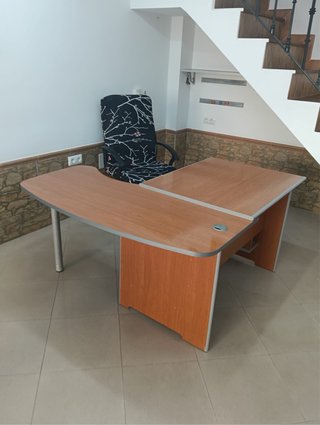 Mesa de oficina en madera