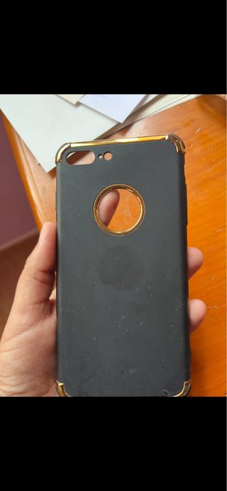 Funda iPhone 7 Plus Negra Borde Dorado