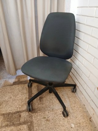 Silla de oficina negra y gris