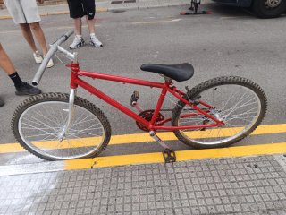Bicicleta roja antigua