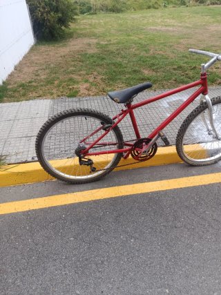 Bicicleta roja antigua