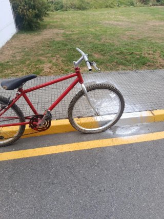 Bicicleta roja antigua