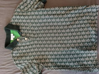 Polo Lacoste verde con estampado geométrico