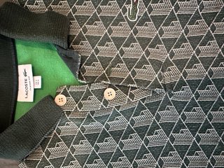 Polo Lacoste verde con estampado geométrico