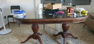 Mesa comedor cristal y maderas.