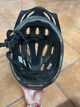 Casco de bici azul y negro
