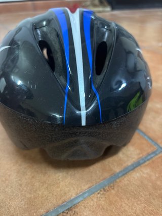 Casco de bici azul y negro